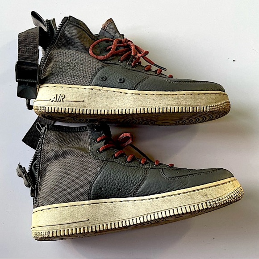 Nike SF-Air Force 1 Mid with heel zippers and boot collar Size 6.5 Youth